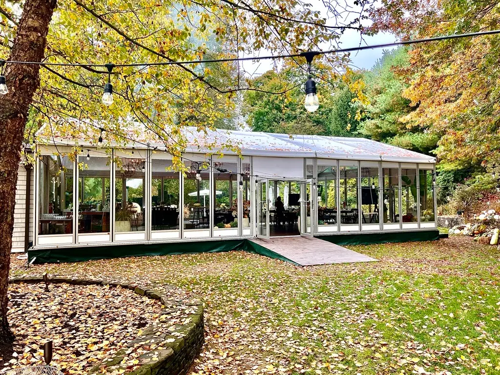 Daytime exterior clear span clear top structure on a leveled floor decking